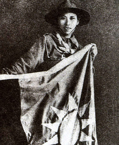 Fig 4. Girl guide Yang Huimin and the Republic of China flag Image source: https://zh.wikipedia.org/wiki/File:Girl_Scout_Yang_Huimin_Battle_of_Shanghai_1937.jpg 