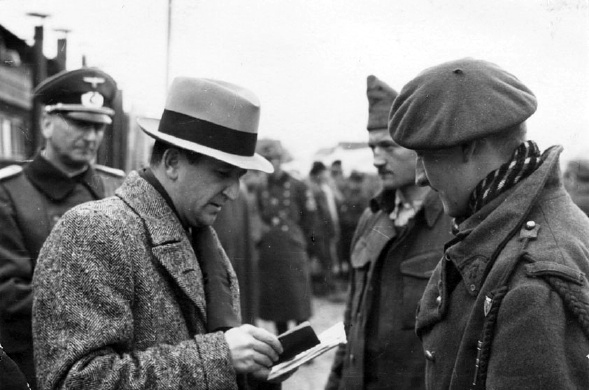 Marcel Junod, delegate of the ICRC, visiting POWs in Germany.Copyrighted free use, https://commons.wikimedia.org/w/index.php?curid=244899