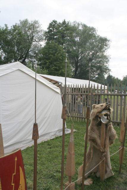 Close-up of re-enactment pila. By Matthias Kabel - Own work Photographed by myself during a show of Legio XV from Pram, Austria, CC BY-SA 3.0, https://commons.wikimedia.org/w/index.php?curid=192604