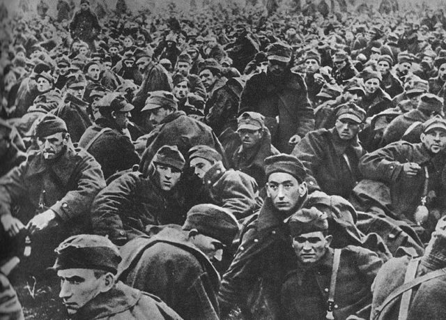 Polish POWs, 1939. By nieznany/unknown - Męczeństwo, walka, zagłada Żydów w Polsce 1939–1945, Wydawnictwo Ministerstwa Obrony Narodowej, Warszawa 1960, photo no 16, Јавно власништво, https://commons.wikimedia.org/w/index.php?curid=47455502