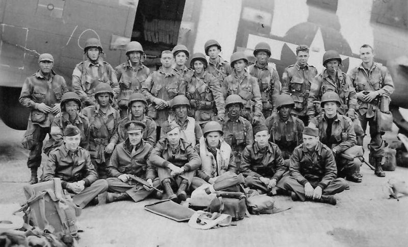 U.S. Army Pathfinders and C-47 Skytrain flight crew just before D-Day in June 1944.  By Owen1985 - Own work, CC BY-SA 3.0, https://commons.wikimedia.org/w/index.php?curid=12706604