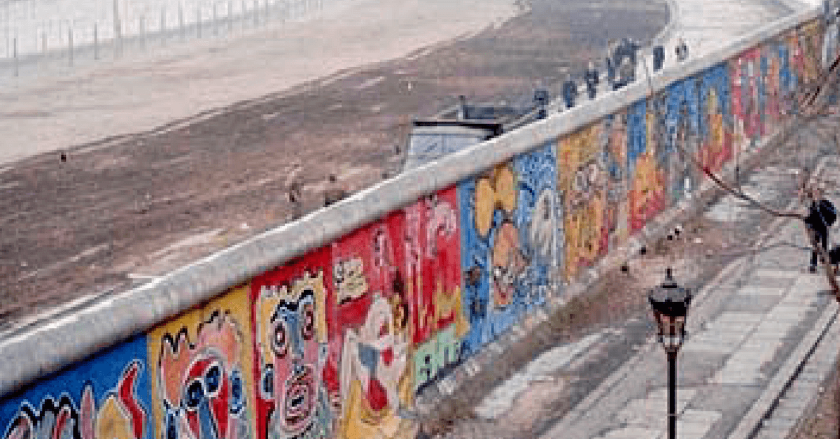 Berlin Wall With Graffiti. Noir / Wikipedia.de / CC BY-SA 3.0