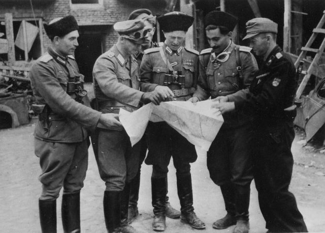 Officers of the Russian National Liberation Army during the Warsaw Uprising. By Unknown - Scan from 8 × 5 cm print from Marek Tuszyński. In the 1960's the negative of the photo was residing in Archive of Party History record A-3798., Public Domain