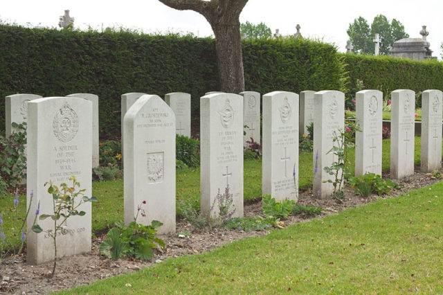 Boulogne Eastern Cemetery. Wikimedia Commons / Wernervc (Own work) / CC BY-SA 3.0.