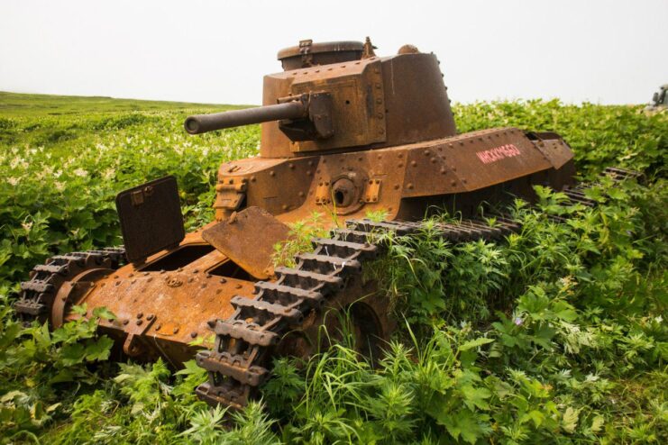 Rusty Type 97 Shinhōtō Chi-Ha medium tank in a grassy field