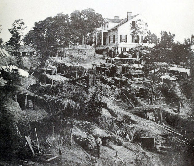Shirleys House, also known as the White House, during the siege of Vicksburg, 1863. Wikimedia Commons / Public Domain.
