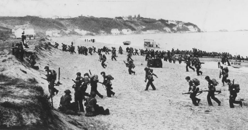 American soldiers land near Algiers.