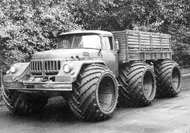 Option triaxial-terrain vehicle ZIL-132 arched tires. Photo Credit: ⒸEvgeniy Kochnev, Kolesa.ru.
