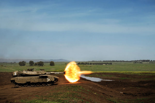 Modern tank Merkava Mk IIID Baz firing (Neil Cohen, Israel Defense Forces - 188th Brigade Training Day, March 2008, CC BY 2.0 / Wikipedia)