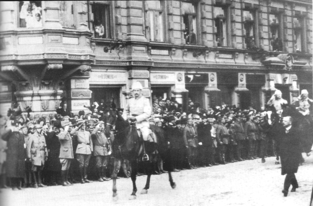 Mannerheim in the Victory Parade in Helsinki after the Finnish Civil War 1918. Source: Автор: неизвестен - J.E.O.Screen:Mannerheim, a biography about Marshal C.G.E.Mannerheim, (2002)p. 174, Общественное достояние, https://commons.wikimedia.org/w/index.php?curid=2864300