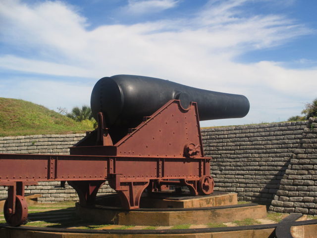 Cannon displayed at Fort Moultrie. Billy Hathorn / CC BY-SA 3.0 / Wikipedia