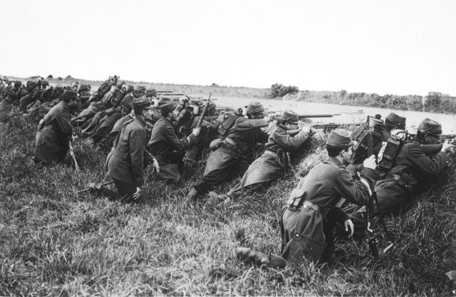 French soldiers waiting assault behind a ditch. First Battle of the Marne (Public Domain / Wikipedia)