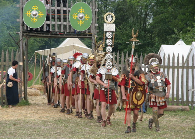 Reenacters portraying Roman legionaries of Legio XV Apollinaris (By No machine-readable author provided. MatthiasKabel assumed (based on copyright claims). - No machine-readable source provided. Own work assumed (based on copyright claims)., CC BY-SA 3.0 / Wikipedia)