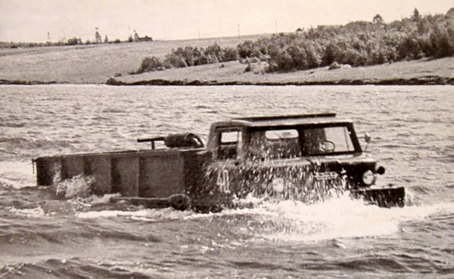 Test 180-strong car amphibious ZIL-132P on the Moscow River. Photo Credit: ⒸEvgeniy Kochnev, Kolesa.ru.