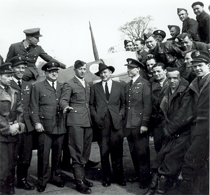 Merian C. Cooper with the pilots of Polish 303 Squadron in England (Public Domain)