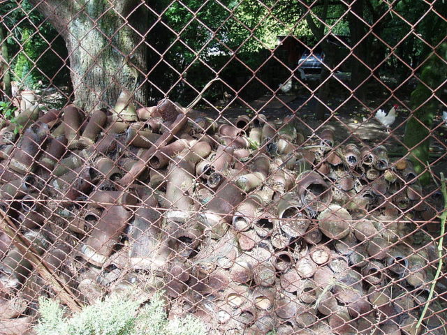  English: Rusted shells and munitions in a farmyard near the Bapaume-Albert main road, just after the turning towards Thiepval, France. It is still common, in this area that was part of the Somme battlefields, more than 90 years after World War I, for artillery shells to resurface each year during the harvesting and tilling of the soil. By Carcharoth (Commons) - Own work, CC BY-SA 3.0, https://commons.wikimedia.org/w/index.php?curid=11455433