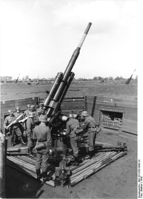 German 88 mm flak gun in action against Allied bombers (Bundesarchiv, Bild 101I-635-3999-24 / Walther / CC-BY-SA 3.0 / Wikipedia)