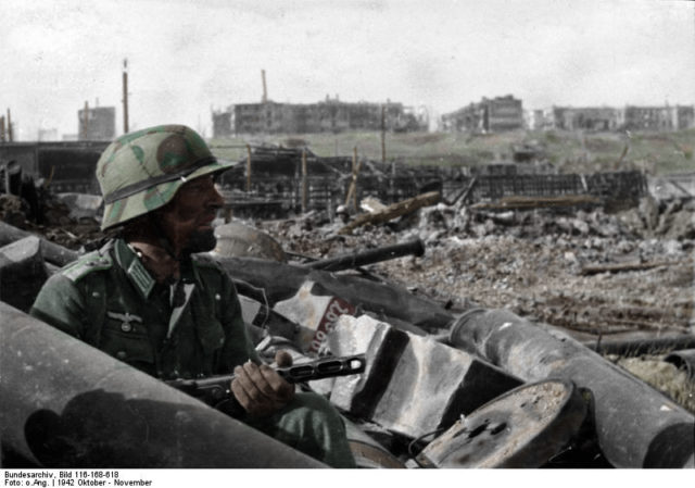 German Oberleutnant with a Soviet PPSh-41 submachine gun in Barrikady factory rubble in 1942 (Bundesarchiv, Bild 116-168-618 / CC-BY-SA 3.0 / Wikipedia)