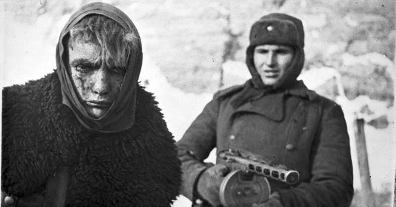 A Red Army soldier marches a German soldier into captivity after the battle of Stalingrad - By Bundesarchiv - CC BY-SA 3.0 de