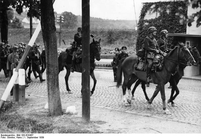 German horsemen cross the Polish border. <a href=https://commons.wikimedia.org/wiki/File:Bundesarchiv_Bild_183-E10457,_Polen,_Schlagbaum,_deutsche_Soldaten.jpg>Photo Credit</a>