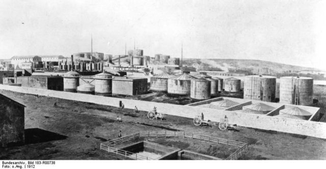Oil refinery in Baku. 1912 (Bundesarchiv, Bild 183-R00738 / CC-BY-SA 3.0, CC BY-SA 3.0 de / Wikipedia)