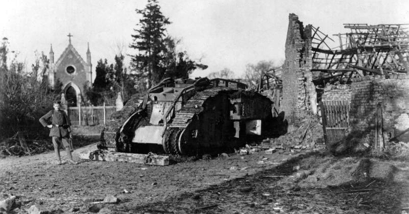 Captured British tank at Cambrai. Bundesarchiv, Bild 183-S12137 / CC-BY-SA 3.0 / CC BY-SA 3.0 de / Wikipedia