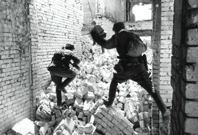 Soviet soldiers fighting for every floor of every building (Russiainphoto.ru / Public Domain)