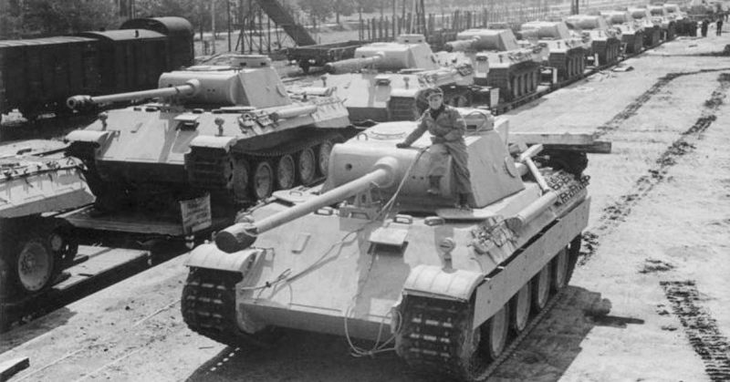 Panther Ausf. D tanks, 1943. The D model can best be recognized by the drum-shaped cupola. By Bundesarchiv - CC BY-SA 3.0 de