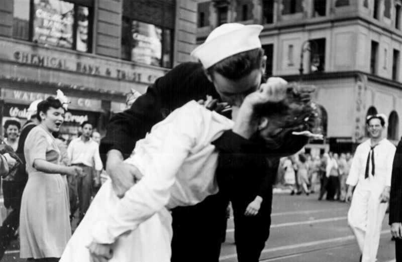 Wikipedia / Photo by Alfred Eisenstaedt, taken on V-J Day, 1945 