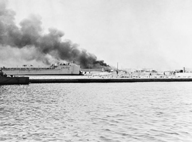 British forces come ashore at Port Said. (Wikimedia Commons, photograph MH 23500 from the collections of the Imperial War Museum, public domain)