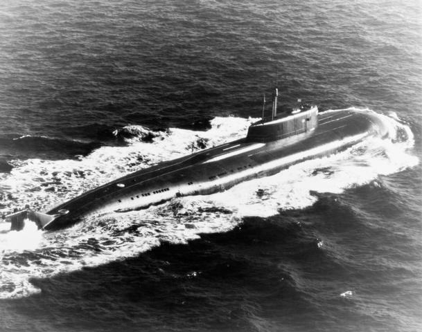 The Russian Navy nuclear-powered cruise missile submarine OMSK (K-186), which became the fifth OSCAR-II class unit to complete a transfer to the Russian Pacific Fleet, as seen from a Patrol Squadron Nine aircraft. Photograph taken i Bering Sea. This is not K-141 Kursk, but her sistership K-186 Omsk (Public Domain / Wikipedia)