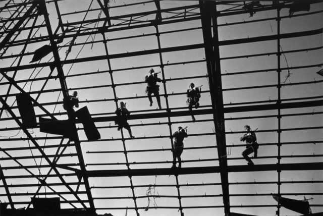 Soviet soldiers on the factory roof ((Russiainphoto.ru / Shaikhet Arkady Samoylovich / Public Domain)