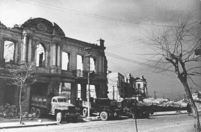 And ruins (Russiainphoto.ru / Author Unknown / Public Domain)