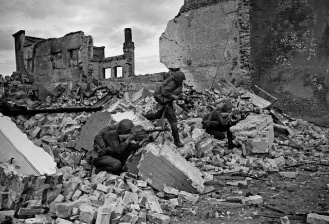 Often there were nothing more than just ruins (Russiainphoto.ru / Shaikhet Arkady Samoylovich / Public Domain)