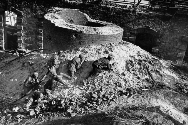 Red Army soldiers crawling on the top of the ruins (Russiainphoto.ru / Shaikhet Arkady Samoylovich / Public Domain)