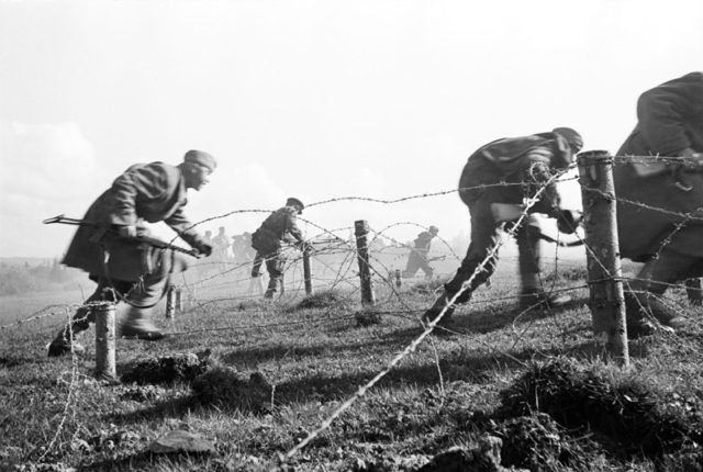 Soviet soldiers running through barbed wire (Russiainphoto.ru / Shaikhet Arkady Samoylovich / Public Domain)