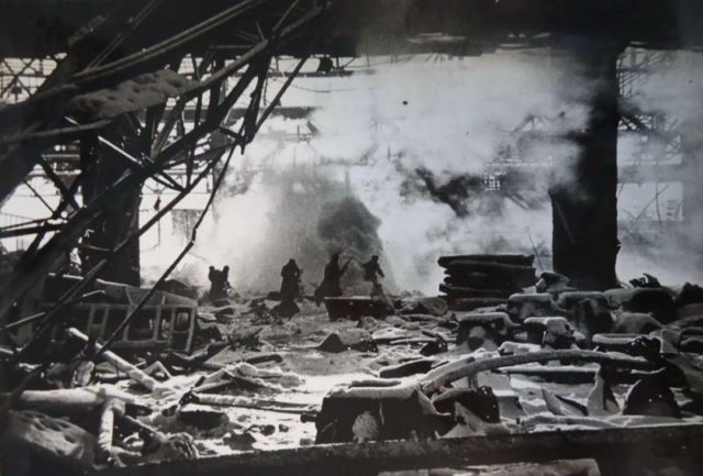 Fight at the factory "Red October" (Russiainphoto / Jacob Ryumkin / Public Domain)