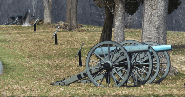 Civil war cannon at the Gettysburg Memorial Park.