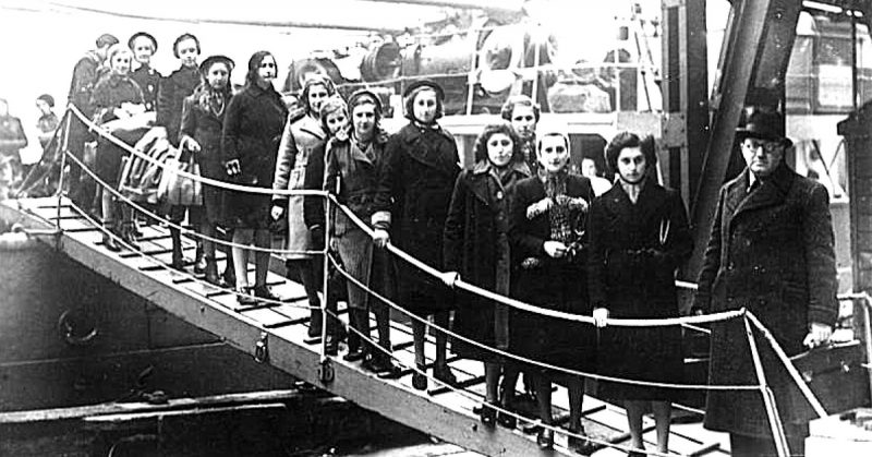 Young People Arrive in London from a Kindertransport, London 1939 <a href=https://commons.wikimedia.org/wiki/Category:Images_from_the_German_Federal_Archive
>Photo Credit</a>