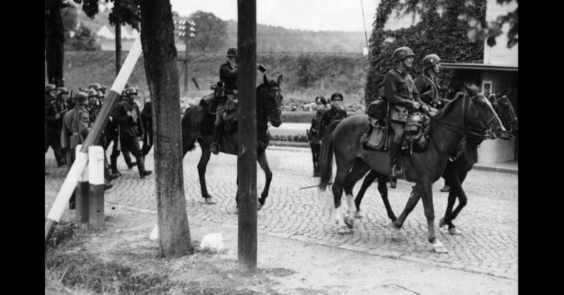 German horsemen cross the Polish border. <a href=https://commons.wikimedia.org/wiki/File:Bundesarchiv_Bild_183-E10457,_Polen,_Schlagbaum,_deutsche_Soldaten.jpg>Photo Credit</a>