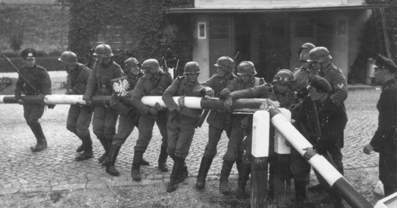 German troops removing a gate at a border checkpoint, Zoppot-Gdingen (Sopot-Gdynia) Street in Danzig (Gdańsk), 1st September 1939