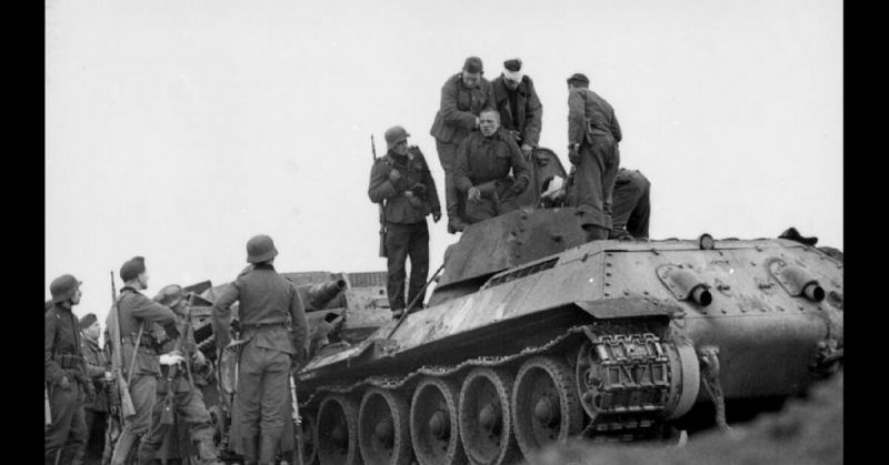 <a href=https://commons.wikimedia.org/wiki/File:Bundesarchiv_Bild_101I-268-0169-09,_Russland,_Festnahme_russischer_Panzerbesatzung.jpg>Photo Credit</a>