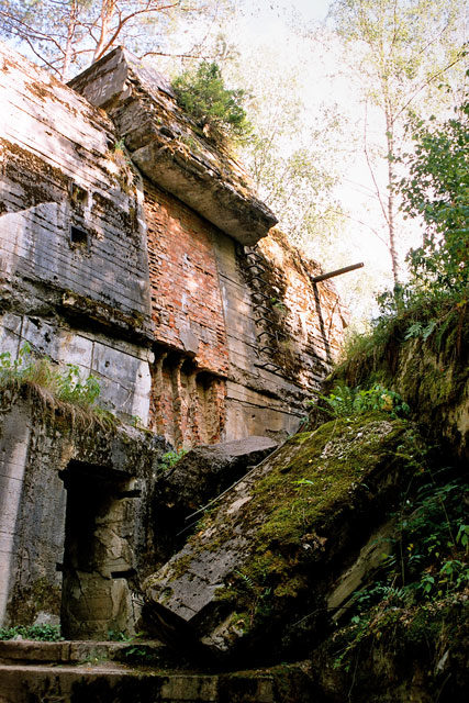 The biggest building in the Wolf's Lair. Note the ceiling thickness (Przemyslaw 'Blueshade' Idzkiewicz. - en:Image:Wolfsschanze, Gierloz, Poland 2.jpg, CC BY-SA 3.0 / Wikipedia )