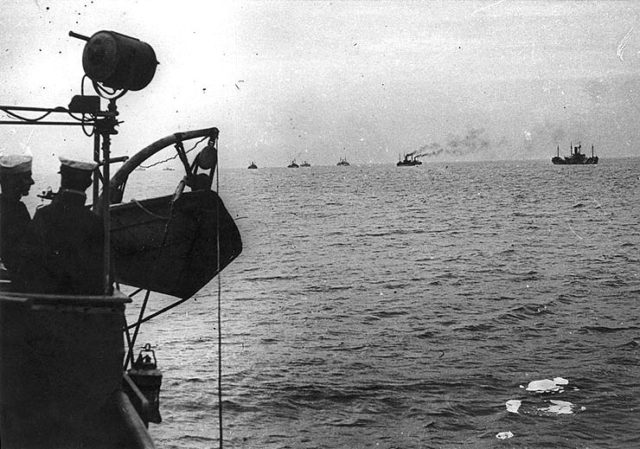 The view from a convoy during WW1. These groups of ships werean essential source of food, ammunition and equipment for the allied troops fighting across Europe. Image Source: Wikimedia Commons/ Public Domain.