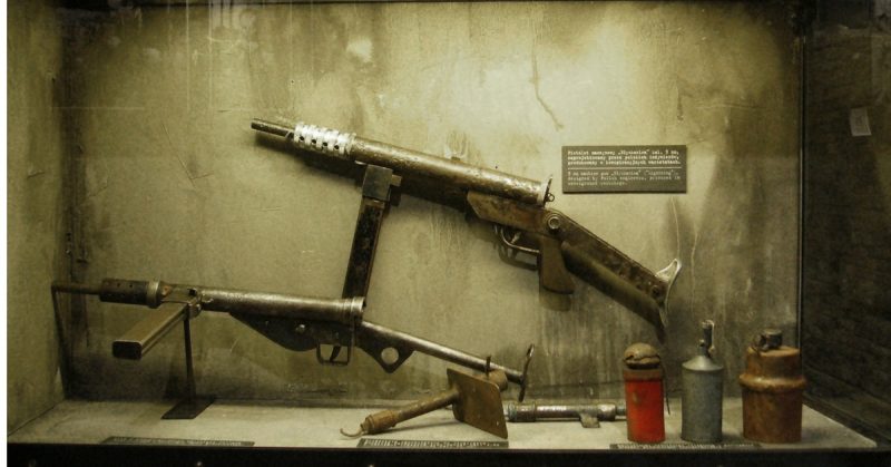 Polish weapons form the uprising, including the Błyskawica sub-machine gun. Filipinka and Sidolowka grenades on the right bottom.