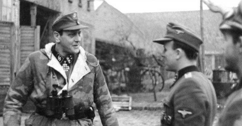 Skorzeny in Pomerania visiting the 500th SS Parachute Battalion, February 1945. Bundesarchiv - CC BY-SA 3.0
