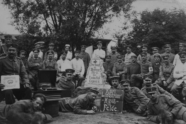 Personnel of the Landwehr Field Hospital No. 30 posed around a gramophone with a sign that translates as “Karl Lindstrom’s Field Music.”