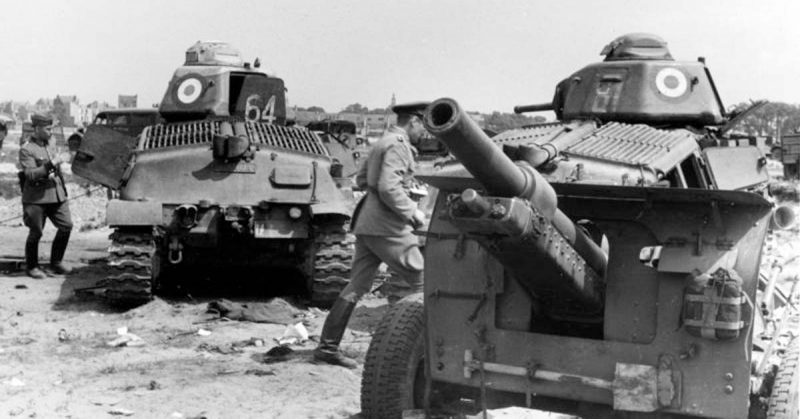 Two French SOMUA S35s. By Bundesarchiv - CC BY-SA 3.0 de