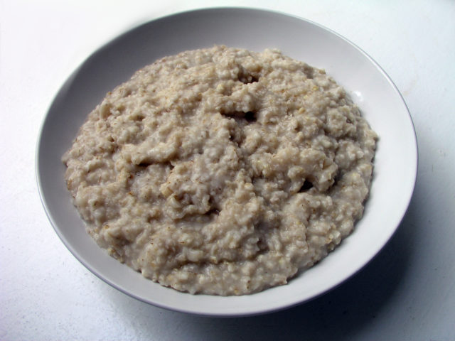 A simple bowl of oat porridge, a filling, if not terribly appetizing, breakfast for any sailor. Image Source: Wikimedia Commons/ By Nillerdk - Own work, CC BY 3.0, https://commons.wikimedia.org/w/index.php?curid=4070068