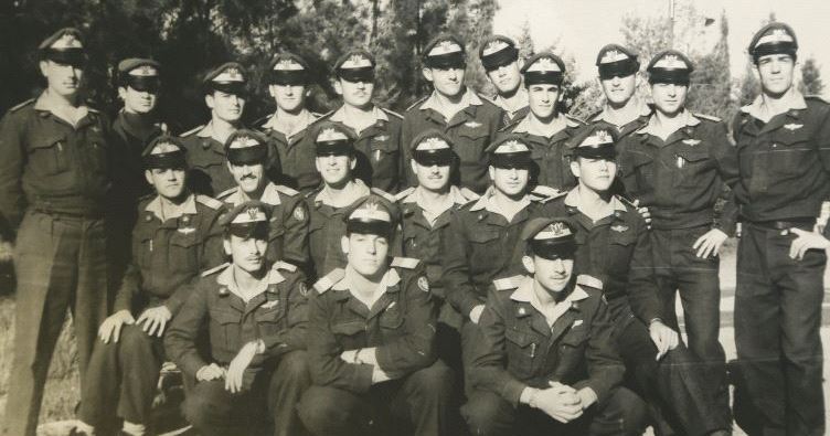 Asher Snir (top row, fourth from right) as a flight-school cadet circa 1962. (Courtesy Israel Air Force Magazine)